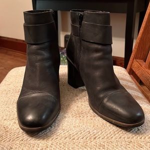 Korks Leather Ankle Boots